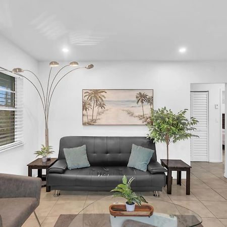 2 Bedroom House Minutes From Beach And Casino Db1 デイニア・ビーチ エクステリア 写真