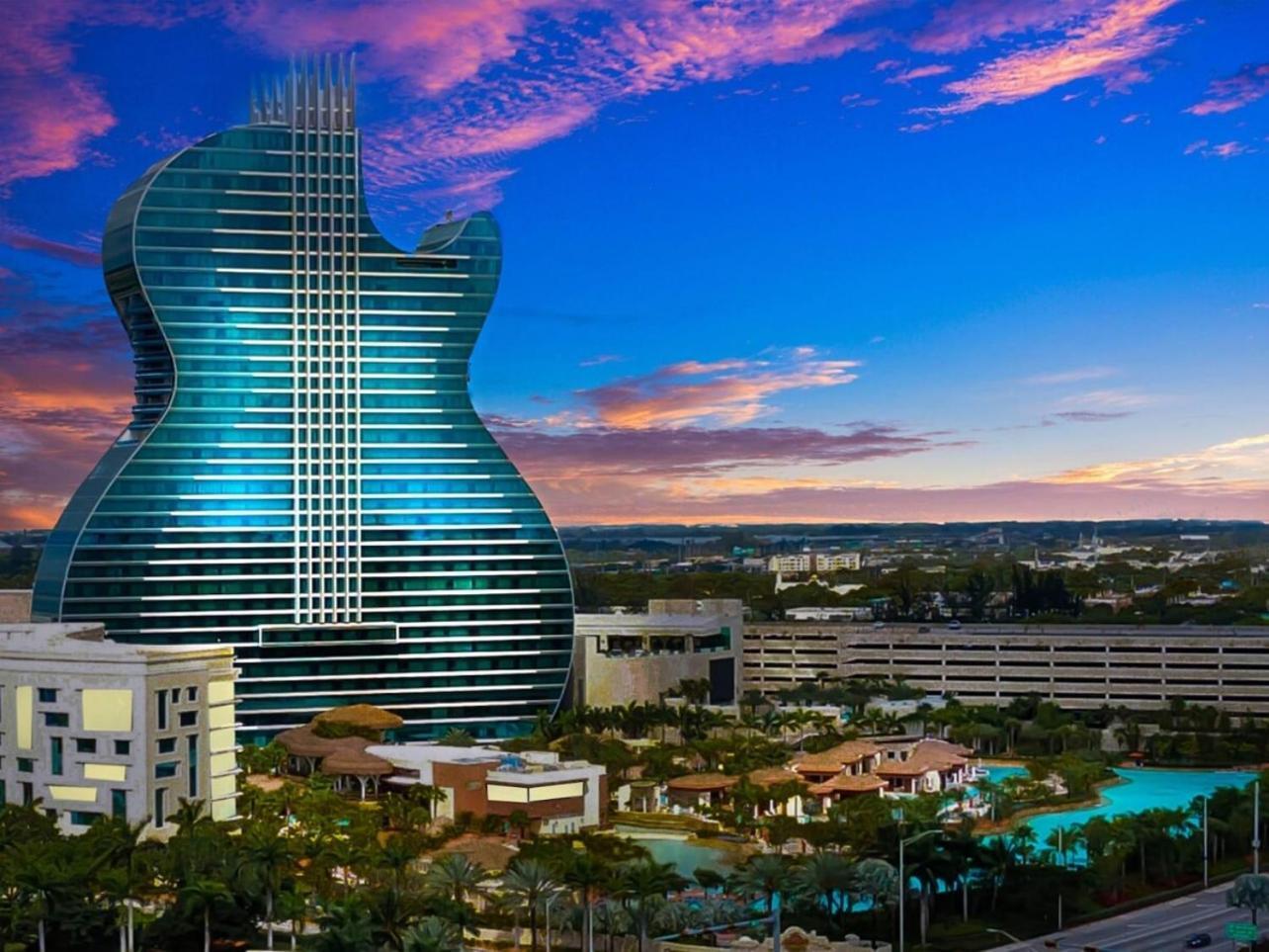 2 Bedroom House Minutes From Beach And Casino Db1 デイニア・ビーチ エクステリア 写真
