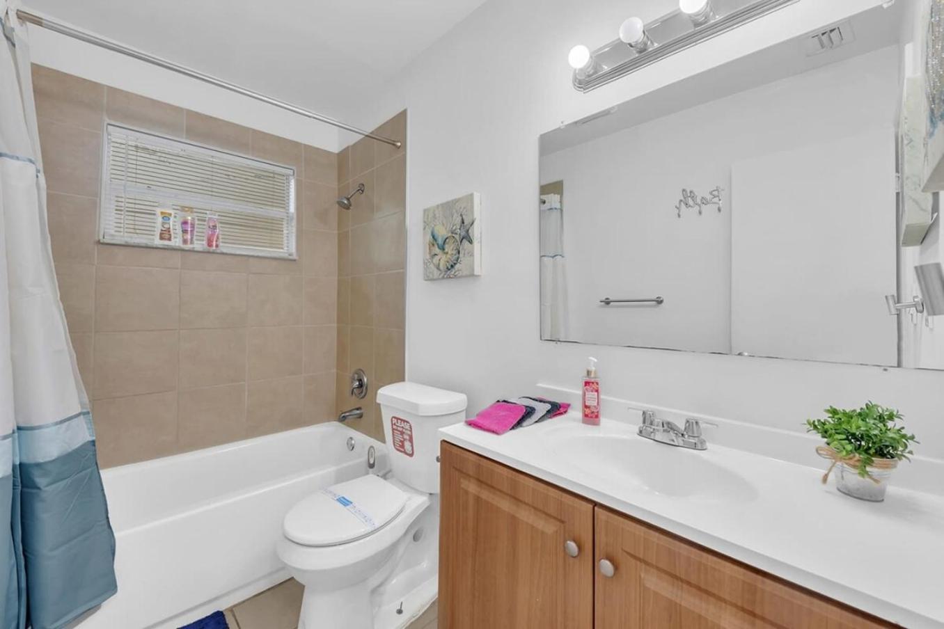 2 Bedroom House Minutes From Beach And Casino Db1 デイニア・ビーチ エクステリア 写真