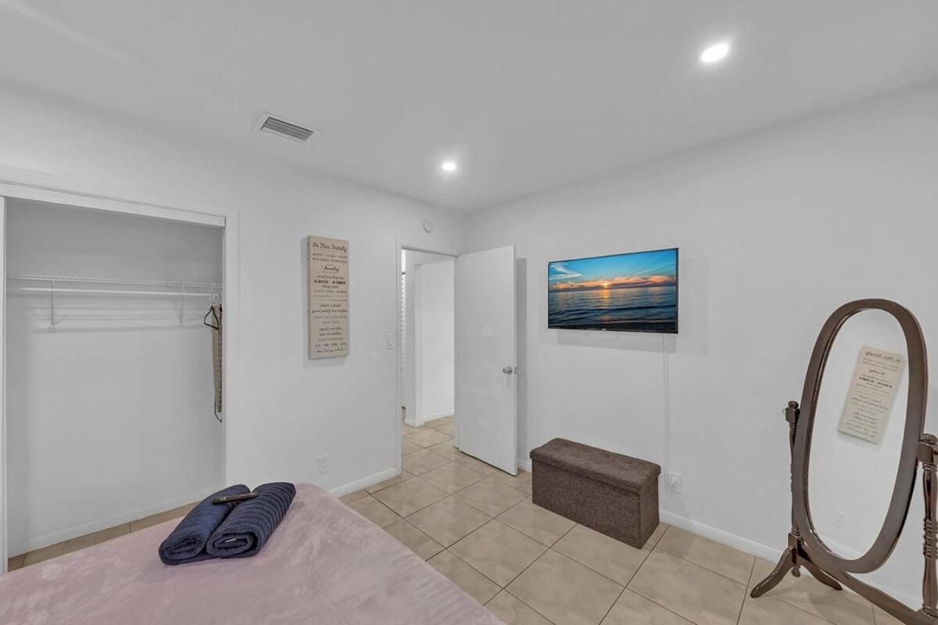 2 Bedroom House Minutes From Beach And Casino Db1 デイニア・ビーチ エクステリア 写真