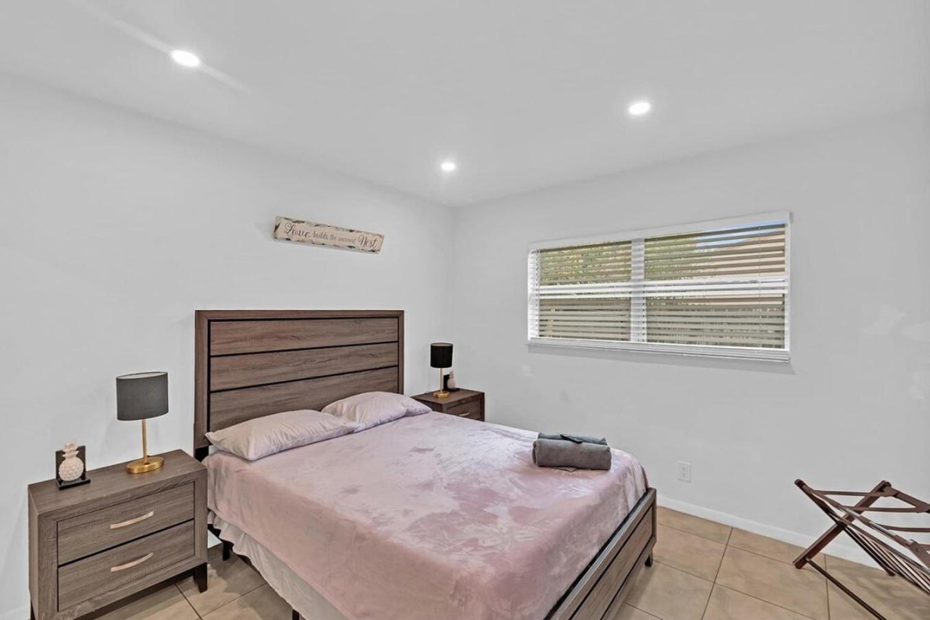 2 Bedroom House Minutes From Beach And Casino Db1 デイニア・ビーチ エクステリア 写真