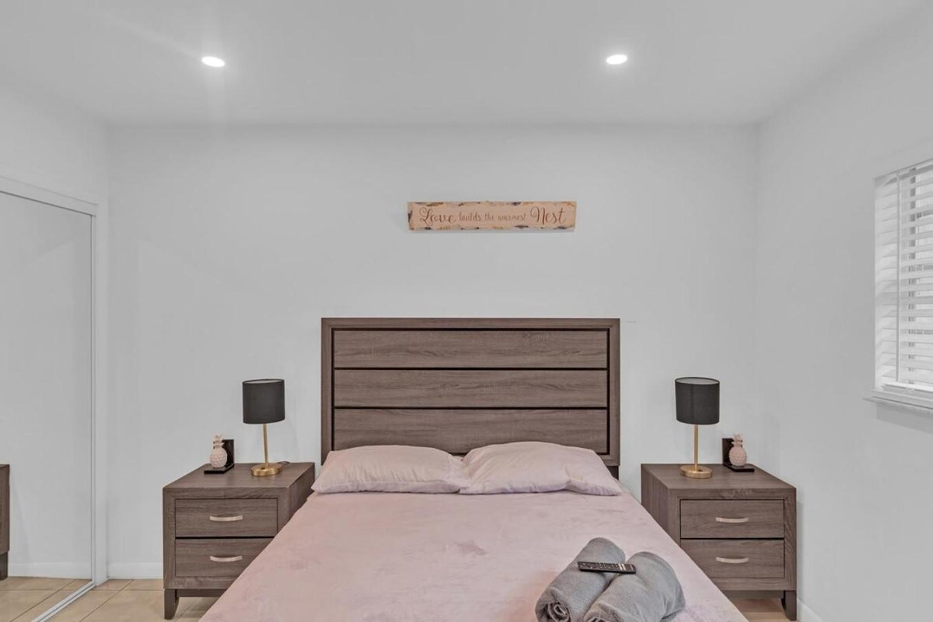 2 Bedroom House Minutes From Beach And Casino Db1 デイニア・ビーチ エクステリア 写真