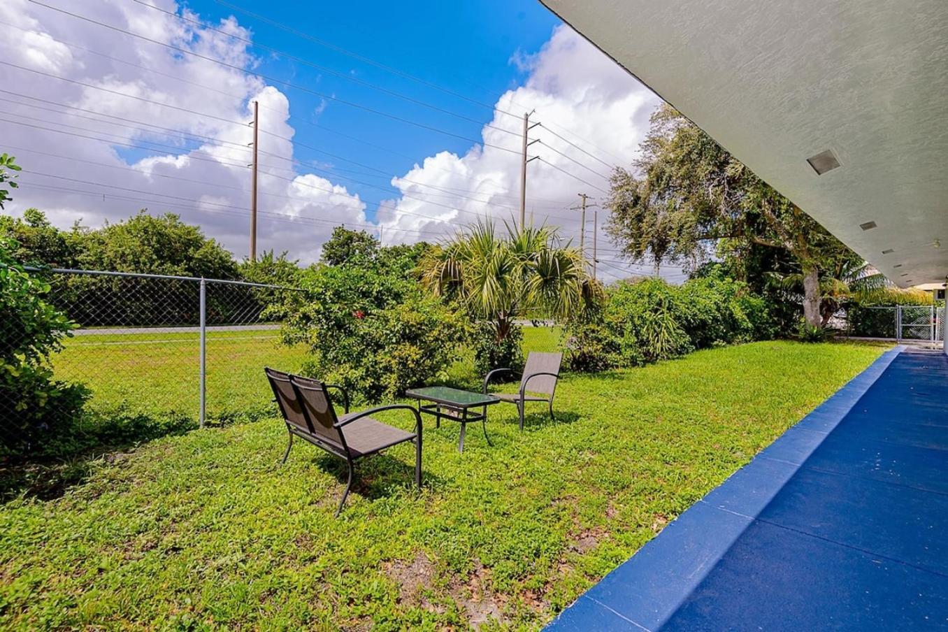 2 Bedroom House Minutes From Beach And Casino Db1 デイニア・ビーチ エクステリア 写真