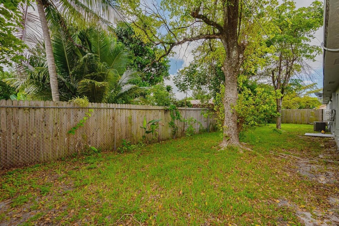 2 Bedroom House Minutes From Beach And Casino Db1 デイニア・ビーチ エクステリア 写真