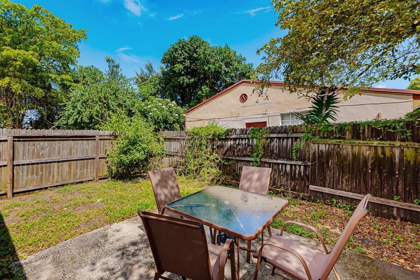2 Bedroom House Minutes From Beach And Casino Db1 デイニア・ビーチ エクステリア 写真