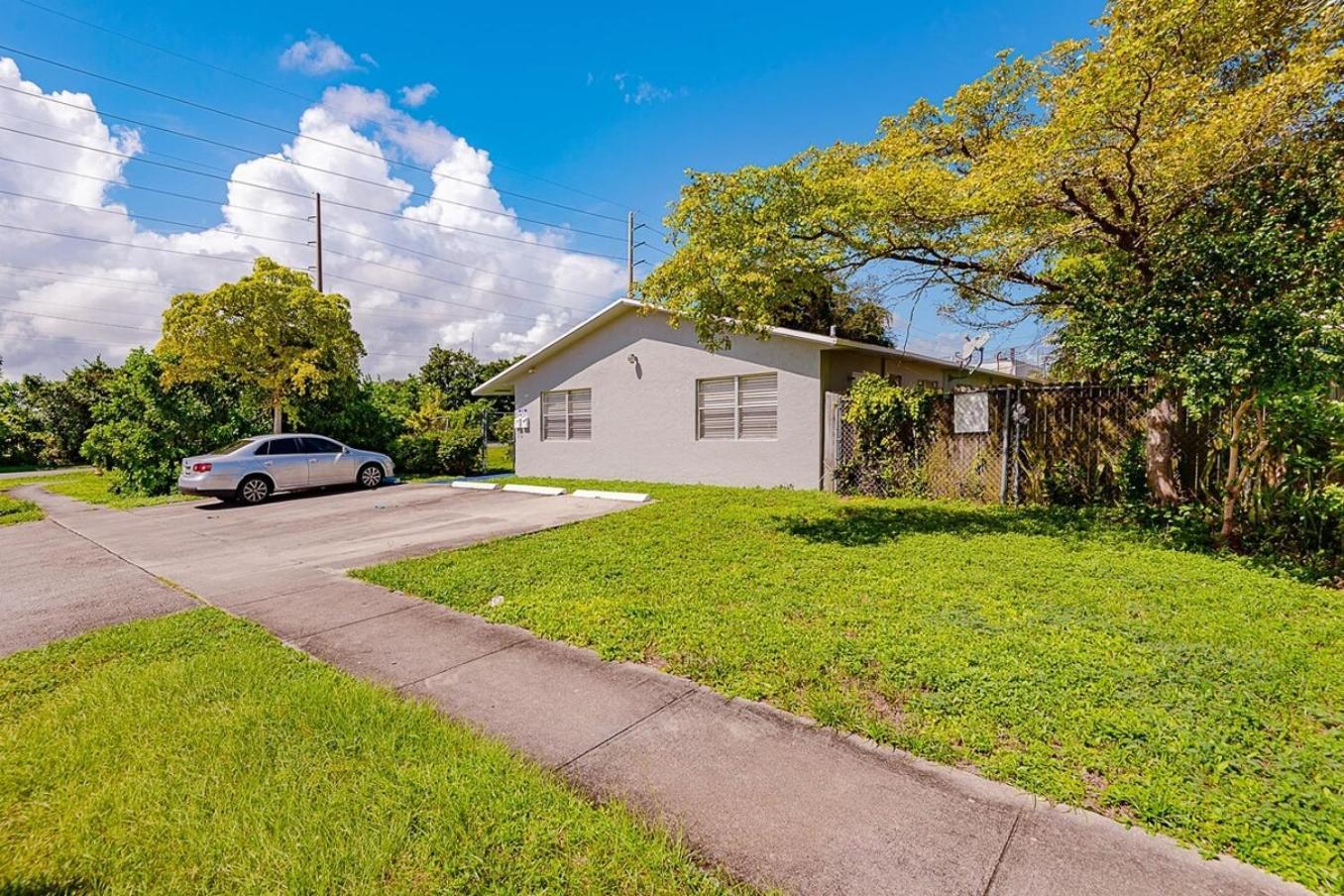 2 Bedroom House Minutes From Beach And Casino Db1 デイニア・ビーチ エクステリア 写真