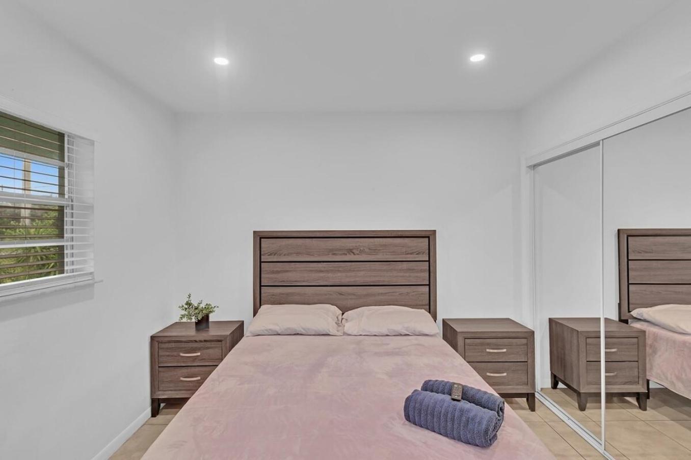 2 Bedroom House Minutes From Beach And Casino Db1 デイニア・ビーチ エクステリア 写真