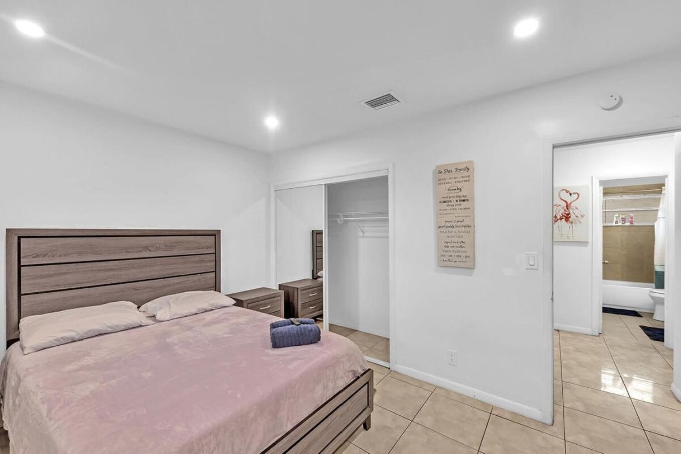 2 Bedroom House Minutes From Beach And Casino Db1 デイニア・ビーチ エクステリア 写真