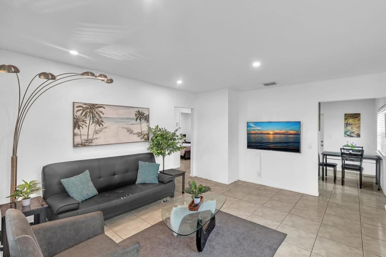 2 Bedroom House Minutes From Beach And Casino Db1 デイニア・ビーチ エクステリア 写真