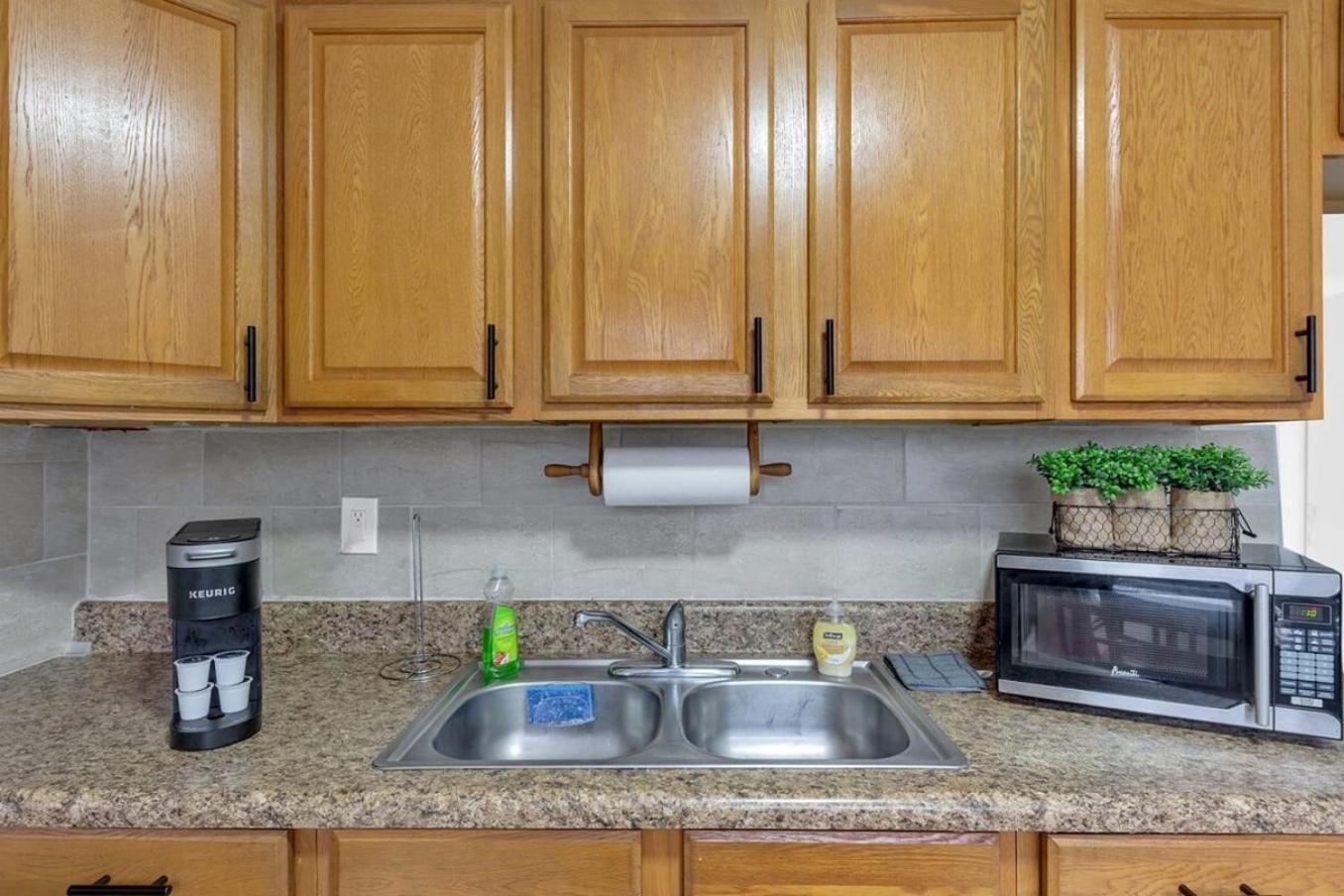 2 Bedroom House Minutes From Beach And Casino Db1 デイニア・ビーチ エクステリア 写真