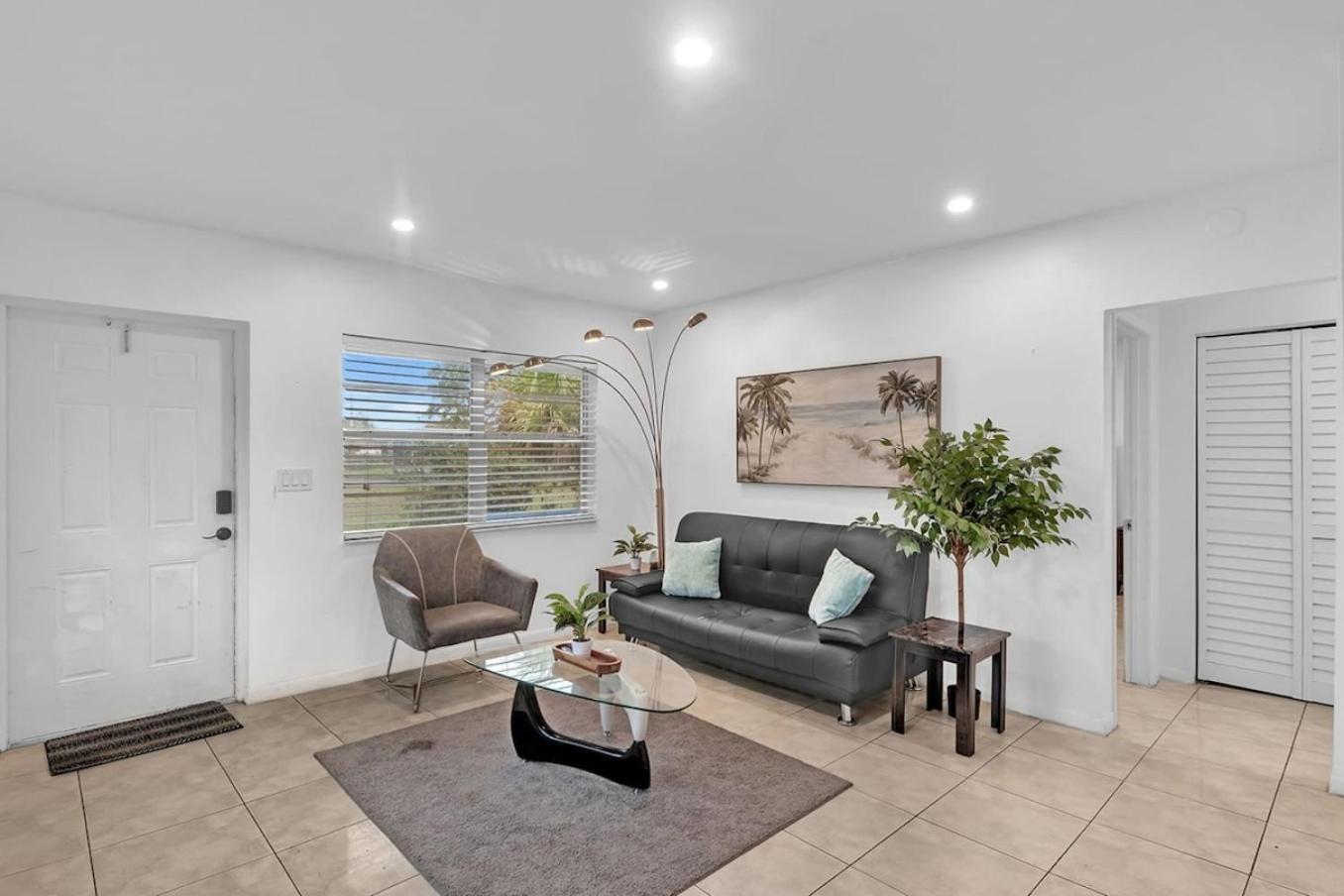 2 Bedroom House Minutes From Beach And Casino Db1 デイニア・ビーチ エクステリア 写真