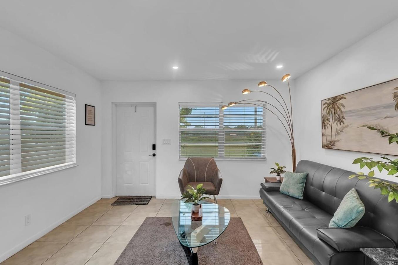 2 Bedroom House Minutes From Beach And Casino Db1 デイニア・ビーチ エクステリア 写真