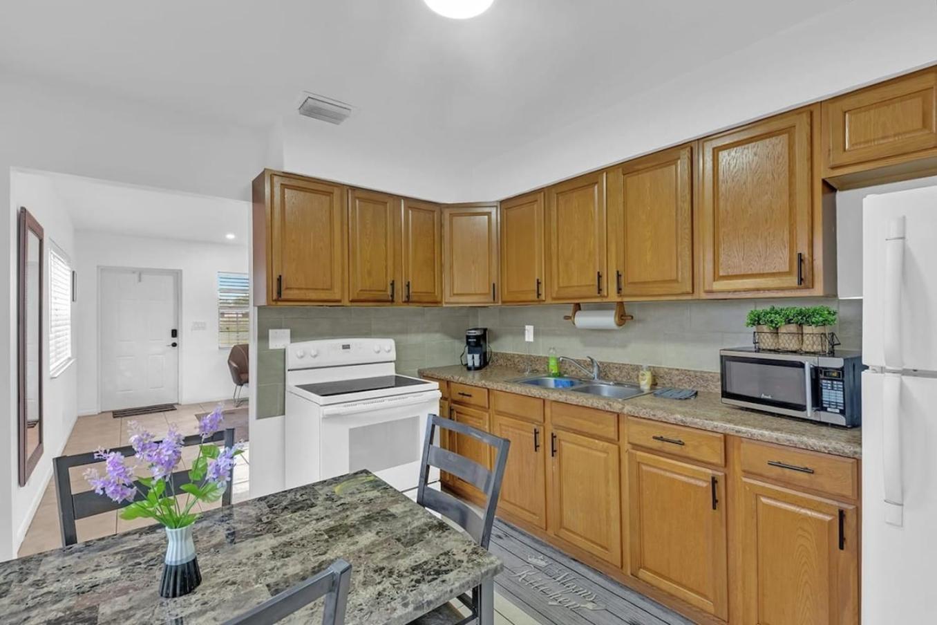 2 Bedroom House Minutes From Beach And Casino Db1 デイニア・ビーチ エクステリア 写真